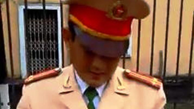 Một cán bộ tổ công tác giải thích pháp luật cho người bị dừng xe (ảnh cắt từ clip)