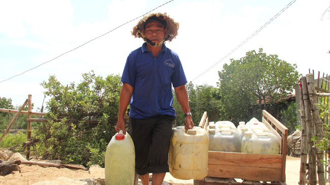 Người dân xã Mỹ Chánh phải đi mua nước nhiều năm nay. Ảnh: H. Văn