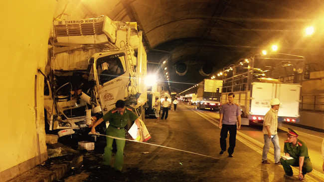 Một vụ tai nạn tông xe trong hầm Hải Vân
