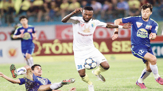 Các cầu thủ HA.GL có cản được Samson (giữa) của Hà Nội T&T tại Pleiku? Ảnh: VSI