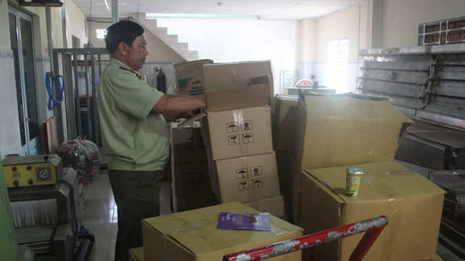 Số lượng lớn bánh kẹo nhái bị bắt. Ảnh: Ngô Bình