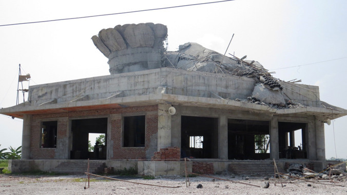 Bên trong cốt của bức tượng Phật đổ là những thanh thép nhỏ bằng chiếc đũa