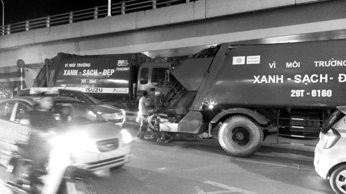 Hai xe rác đỗ cùng lúc trên đường Đại Cồ Việt lúc 18h30’ ngày 16/12.