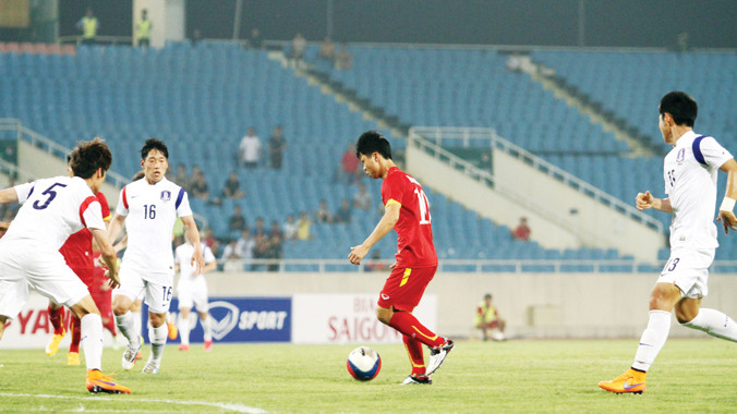 Công Phượng (giữa) sẽ được sử dụng nhiều hơn sau khi một loạt cầu thủ U23 VN bị chấn thương? Ảnh Như Ý