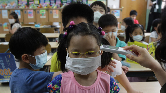 Nhiều gia đình Hàn Quốc khổ sở vì trường học của con cháu họ bị đóng cửa tạm thời. Ảnh: IBTimes