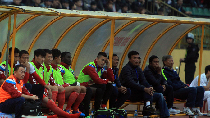 Công Vinh (thứ tư từ trái sang) thường xuyên làm bạn với băng ghế dự bị kể từ đầu mùa giải. Ảnh: VSI