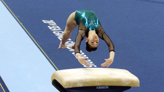 Hà Thanh với phần thi nhảy chống ở nội dung toàn năng. Ảnh: VSI