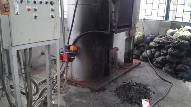 Bên trong lò đốt rác thải y tế của một bệnh viện ở Hà Nội. Ảnh: Hải Trần