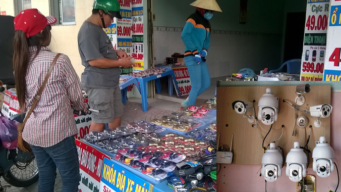 Hệ thống camera giám sát, khóa chống trộm hiện nay đủ chủng loại từ giá bình dân đến cao cấp (ảnh lớn). Hệ thống camera giám sát analog hiện nay khá nhiều người dùng ưa thích vì có thể giám sát từ xa qua mạng (ảnh nhỏ)