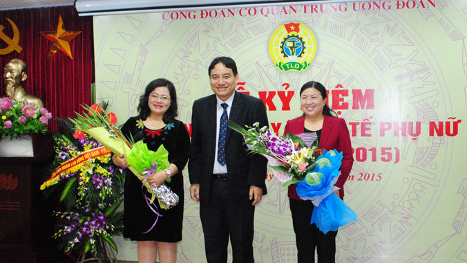 Bí thư thứ nhất T.Ư Đoàn Nguyễn Đắc Vinh tặng hoa chúc mừng cán bộ, nhân viên nữ Công đoàn cơ quan T.Ư Đoàn. Ảnh: Duy Ngợi