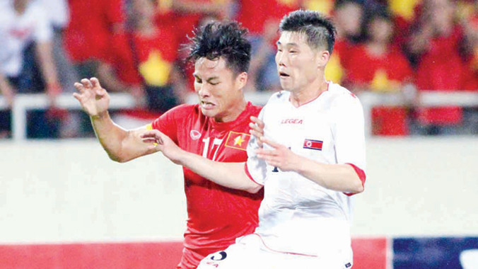Mạc Hồng Quân (trái) ghi điểm trong mắt HLV Miura khi ghi bàn trong trận giao hữu giữa ĐTVN gặp Triều Tiên tối qua. Ảnh: VSI
