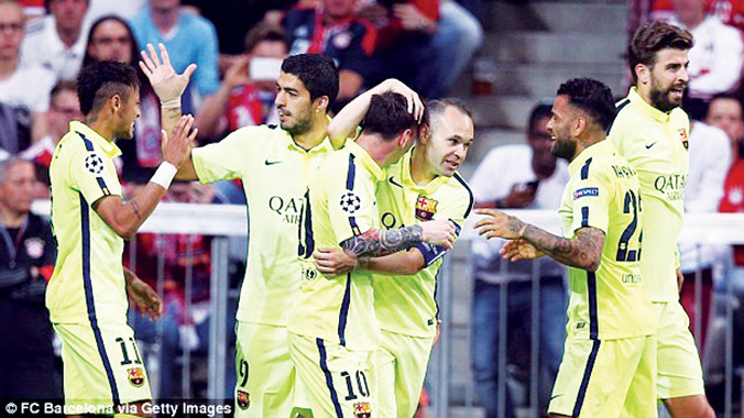 Bộ ba MSN (bên trái) ăn mừng bàn thắng cùng các đồng đội trong trận bán kết lượt về Champions League gặp Bayern Munich. Ảnh: GETTY IMAGES