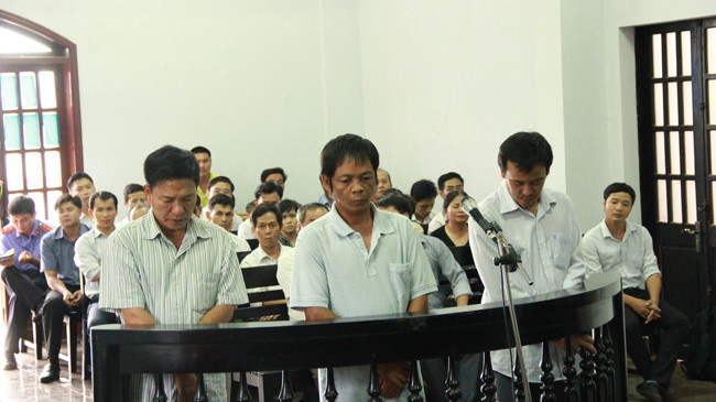 Ba bị cáo Chung, Trọng và Toàn (từ trái qua) trước tòa