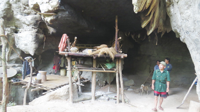 Nơi ở của ông bà Đinh Nê khá nhiều đồ đạc nhưng được sắp xếp gọn gàng