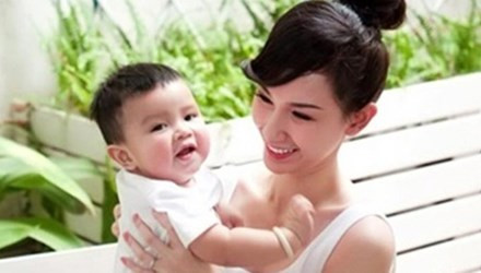 MC Quỳnh Chi và con trai.