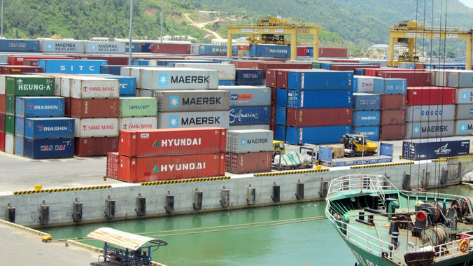 Các đối tượng đã rút ruột 20 lốp ô tô trong 2 container bán lấy tiền chia nhau (ảnh minh họa: Container ở cảng Tiên Sa). Ảnh: Nam Cường