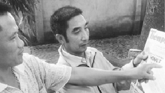 Ông Hoạt (trái) và ông Nhật gặp nhau chuẩn bị tiếp tục hầu tòa