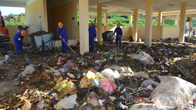 Nhà máy trị giá 30 tỷ đồng, nhưng công nhân vẫn phải phân loại rác bằng tay. Ảnh: Phú Đức