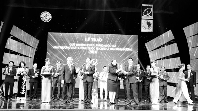 Tổng giám đốc Nam Dược Hoàng Minh Châu nhận GVCLQG 2014