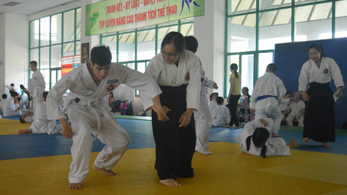Võ sư Loan chỉ từng thế võ cho học viên. Ảnh: Ngô Bình
