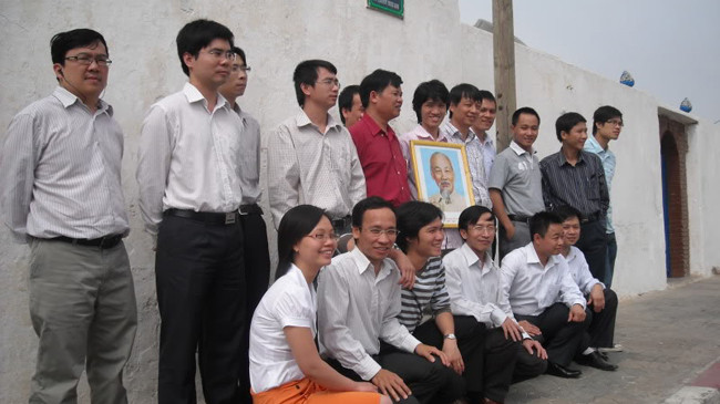 Những người thợ thăm dò - khai thác dầu khí Việt Nam (PVEP) tại Đại lộ mang tên Hồ Chí Minh ở Thủ đô Algeria (Ảnh PVEP tại Algeria)