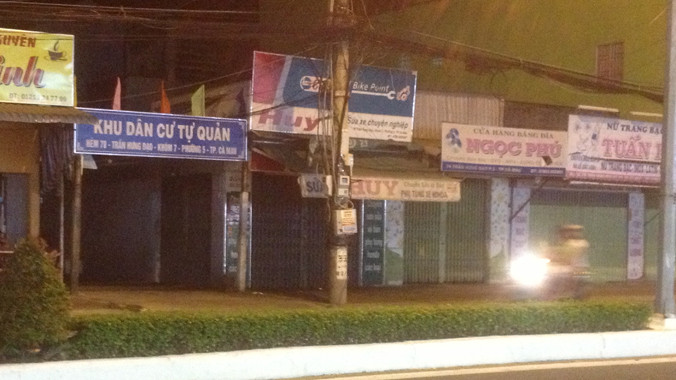 Hẻm 78 đường Trần Hưng Đạo, khóm 7, phường 5 (TP Cà Mau) - khu vực xảy ra vụ con ông giám đốc CA tỉnh Cà Mau Nguyễn Văn Tươi, đánh nhau với người dân hôm 25/2. Ảnh chụp lúc 21h ngày 1/3