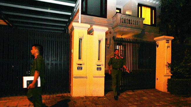 Cảnh sát điều tra thực hiện lệnh khám xét nơi ở của ông Nguyễn Xuân Sơn (tại quận Tây Hồ, Hà Nội)