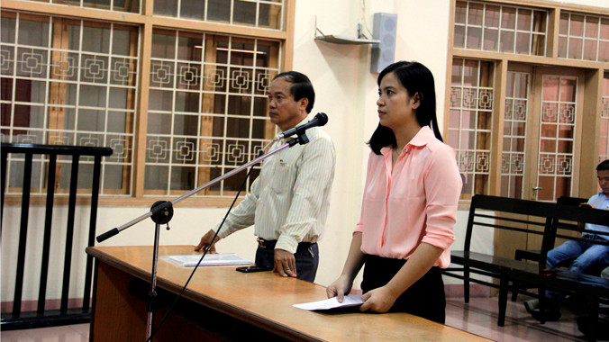 Ông Mạc Thanh Sơn (đại diện nguyên đơn) và bà Nguyễn Thị Yến Vy (đại diện bị đơn) tại phiên tòa