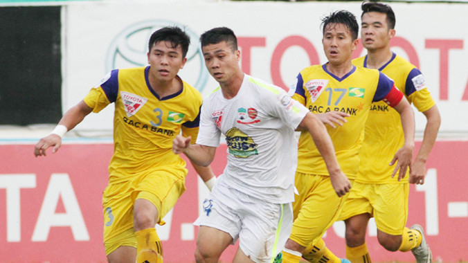 Công Phượng sẽ giải tỏa được áp lực với hợp đồng thi đấu một năm tại Nhật? Ảnh: VSI