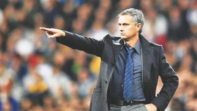 Jose Mourinho tiếp tục gây hấn với kình địch Man City