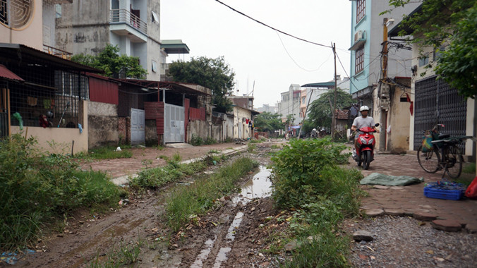 Dự án thi công ì ạch, dân khổ sở vì đường lầy lội
