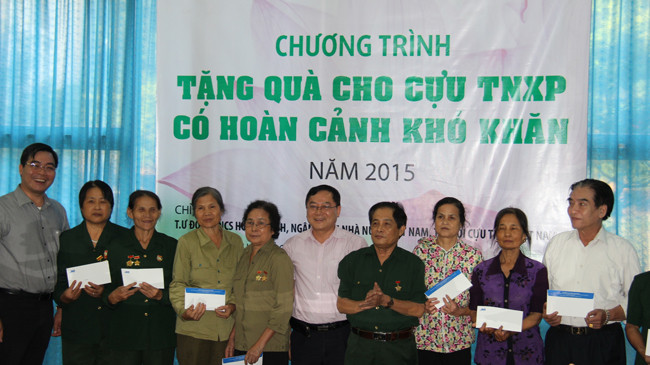 Trao quà cho cựu TNXP tỉnh Yên Bái