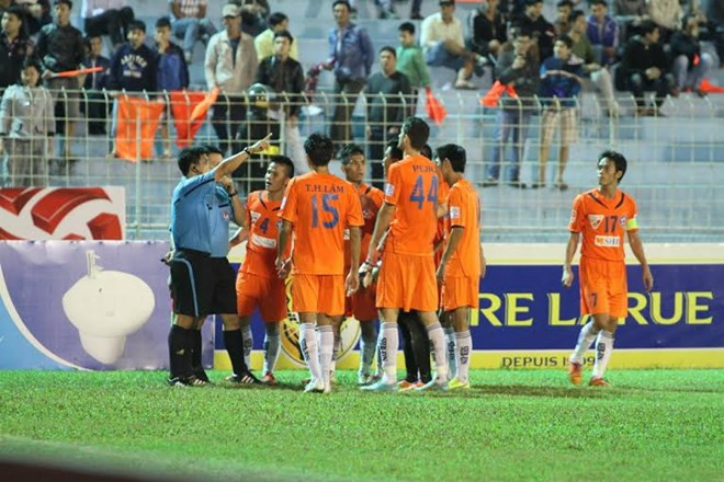 Tin mới vụ trọng tài 'bẻ còi' trên sân Chi Lăng