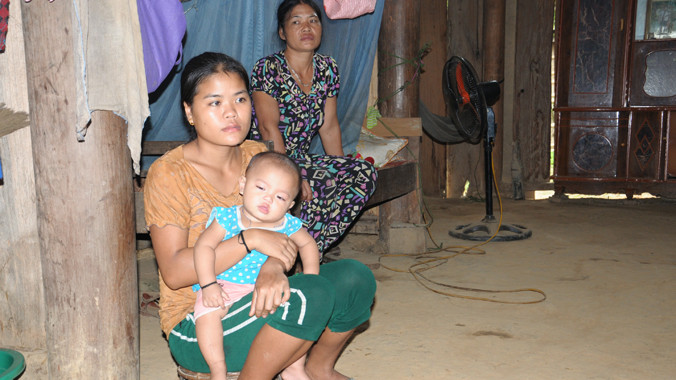 Chị Vi Thị Nguyệt (vợ Hai): "Xin mọi người đừng bỏ rơi mẹ con em". Ảnh: Quang Long