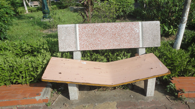 Nét chưa đẹp tại vườn hoa ven hồ Tây