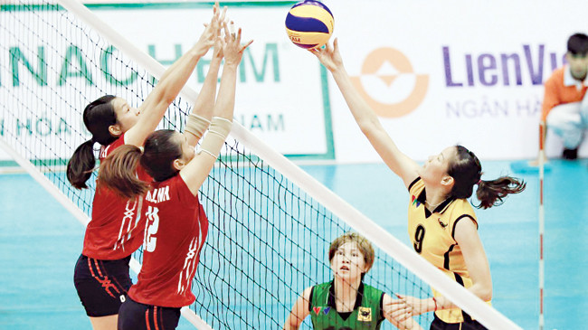 Chuyện lạ: Bóng chuyền đùn đẩy nhau lên hạng