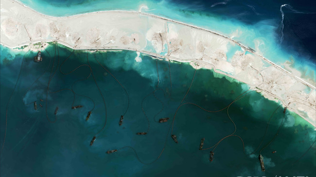 Trung Quốc đang xây cất trên đá Vành Khăn với tốc độ chóng mặt. Ảnh: CSIS