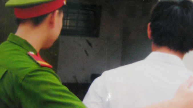 Em Thiện bị áp giải tại trường học