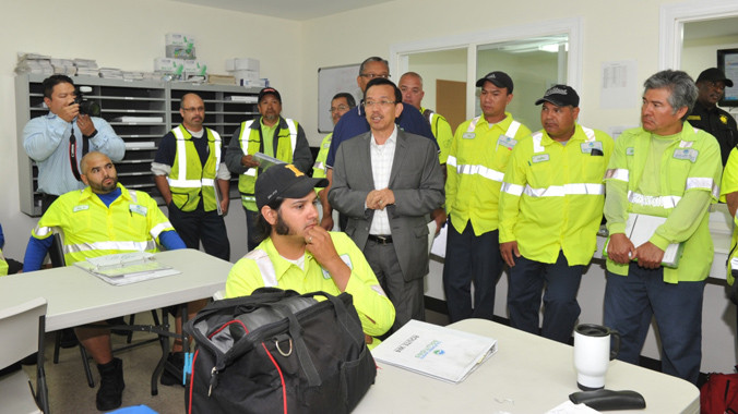 Tổng giám đốc David Dương phát biểu trước đội ngũ nhân viên của CWS khi thực hiện gói thầu mới tại TP Oakland- Hoa Kỳ