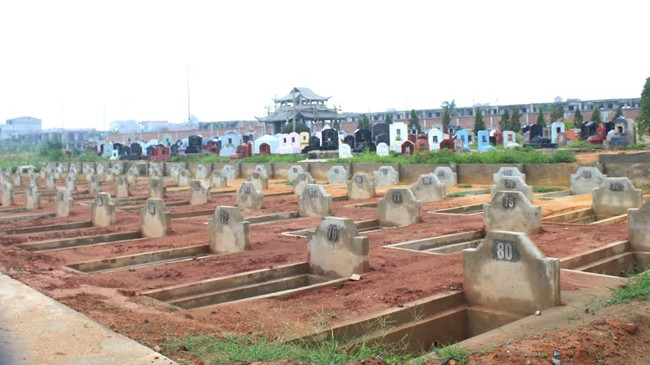 Hàng chục ngôi mộ được xây sẵn cho người đang sống.