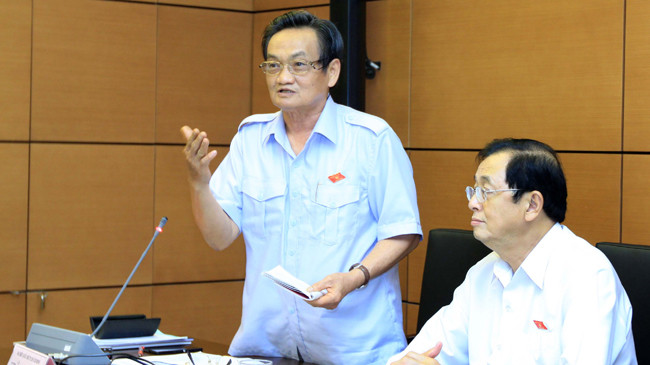 ĐBQH thảo luận ở tổ về Luật Trưng cầu ý dân. Ảnh: như ý