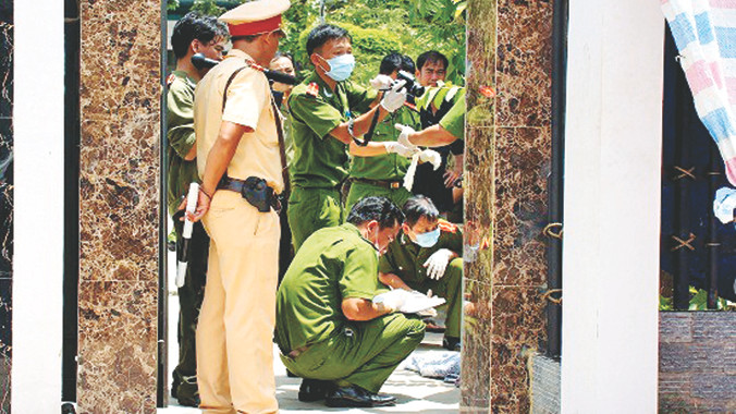 Cảnh sát điều tra khám nghiệm hiện trường vụ án thảm sát ở Bình Phước. Ảnh: Trần Tiến