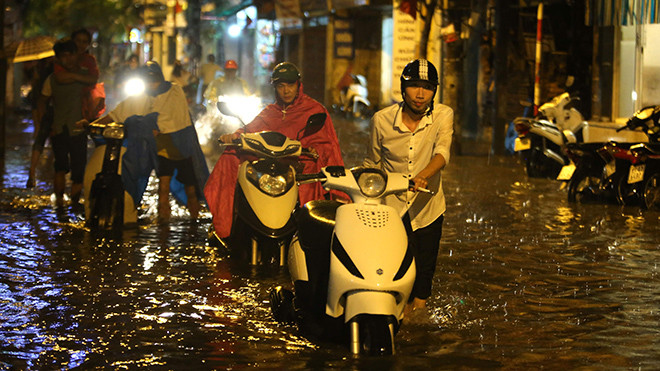 Đường Vũ Trọng Phụng, Hà Nội ngập mênh mông, các phương tiện giao thông đi qua bị chết máy. Ảnh: Như Ý