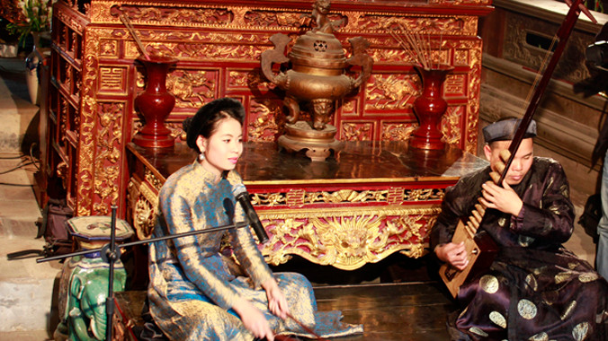 Đào kép trẻ Hải Phòng phục dựng một cách bài bản hát cửa đình . Ảnh: Toan Toan