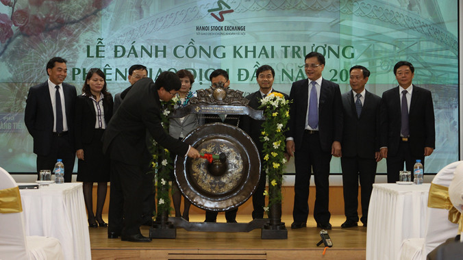 Giám sát công bố thông tin và giám sát quản trị công ty sẽ được UBCK Nhà nước ngắm đến (Ảnh lễ đánh cồng đầu năm tại HNX có Chủ tịch UBCK tham dự)