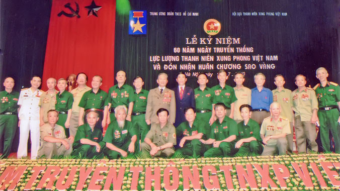 K53 Thanh niên xung phong đón nhận danh hiệu Anh hùng lực lượng vũ trang nhân dân (Hà Nội, 14/7/2010)