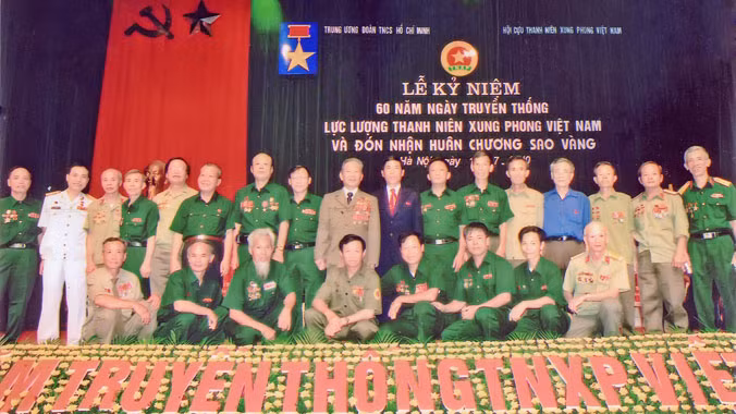 K53 Thanh niên xung phong đón nhận danh hiệu Anh hùng lực lượng vũ trang nhân dân (Hà Nội, 14/7/2010)