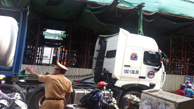 Xe tải đi vào phố cấm Nguyễn Trãi. Ảnh: A.T