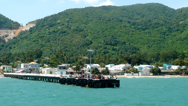 Đảo Lại Sơn chuẩn bị đón điện lưới quốc gia. Ảnh: ĐH