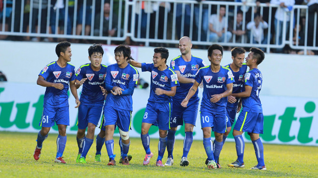  Các cầu thủ trẻ HAGL ăn mừng chiến thắng đầu tiên tại V.League 2015. Ảnh: VSI 